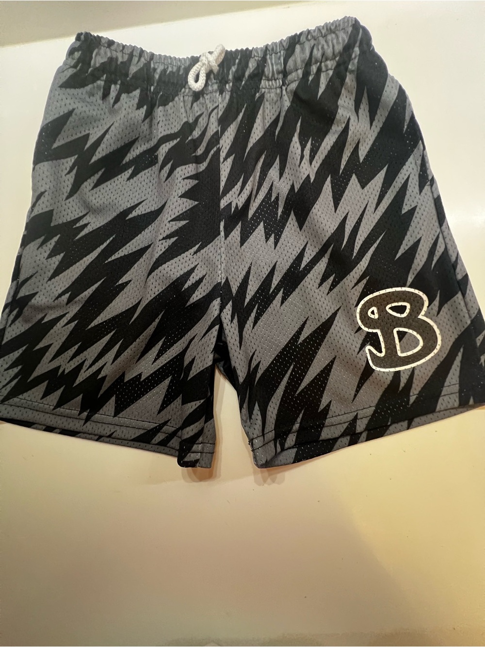 BKTSQD BUCKETSQUAD YOUTH XL LIGHTNING-INSPIRED ZIG-ZAG  PATTERN 
BLACK & GREY